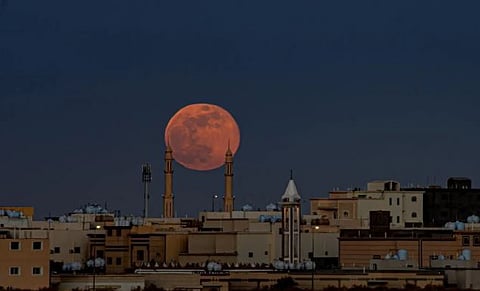 ظهور قمر الذئب في سماء الحدود الشمالية