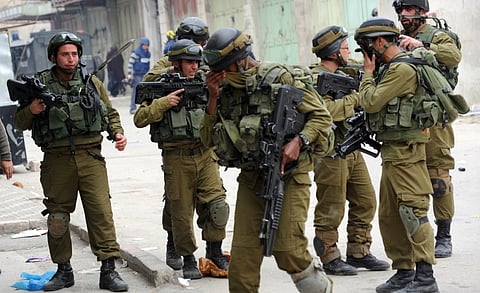 الاحتلال الإسرائيلي يعتقل ما لا يقل عن 27 فلسطينيًا من مدن الضفة الغربية