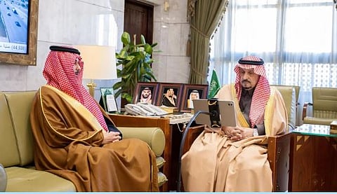 أمير الرياض يطلع على مشروع ردم وتحصين الآبار المهجورة ومنظومة المياه بالمنطقة