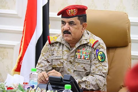 إعفاء وزير الدفاع اليمني من منصبه وإحالته للتقاعد
