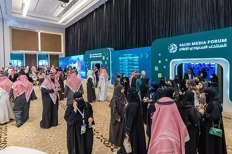المنتدى السعودي للإعلام 2026 يستضيف 4 خبراء أميركيين يناقشون استراتيجيات مواجهة الأخبار المضللة وتأثير التحالفات على الرأي العام