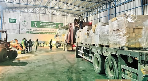محملة بالملابس والمواد الغذائية.. وصول قافلتين إغاثيتين جديدتين إلى قطاع غزة