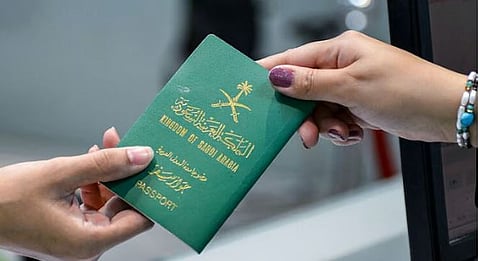 الجوازات: لا يمكن تجديد جواز السفر بالتوكيل من خارج المملكة