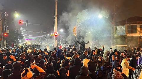 الأمن الإيراني يعتقل 100 محتج مسلح قرب طهران 