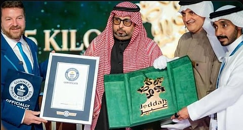 8.769 كيلوجرام.. موسوعة «غينيس» تسجل شعار موسم جدة كأثقل درع مصنوع من الذهب