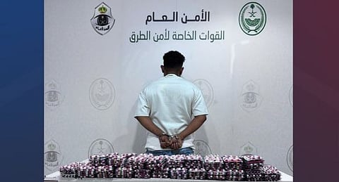 «أمن الطرق» بمكة يقبض على شخص لترويجه 8,660 قرصًا خاضعًا لتنظيم التداول الطبي