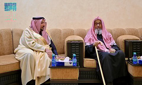أمير القصيم يزور سماحة مفتي عام المملكة في منزله بالشماسية