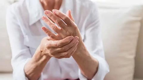 تجمع الرياض الصحي يوضح أعراض الإصابة بهشاشة العظام وطرق الوقاية منها