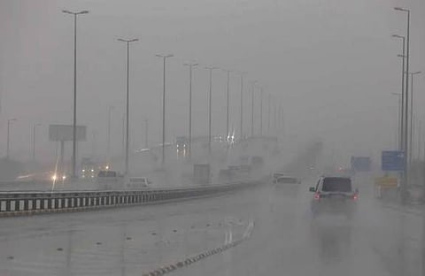 طقس الإثنين.. رياح نشطة تؤدي لانعدام الرؤية الأفقية وأمطار خفيفة وضباب على عدة مناطق