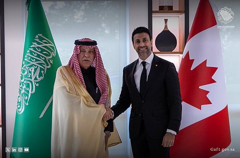 وزير التجارة يبحث تعزيز الشراكات الاقتصادية مع نظيره الكندي