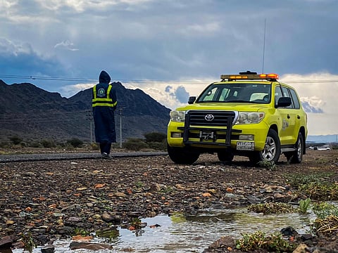 «الدفاع المدني» تدعو إلى عدم الاقتراب من تجمعات السيول وعبور الأودية