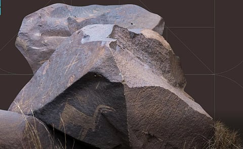 اكتشاف 20 صخرة تحمل نقوشًا أثرية في مشروع «قمم السودة»