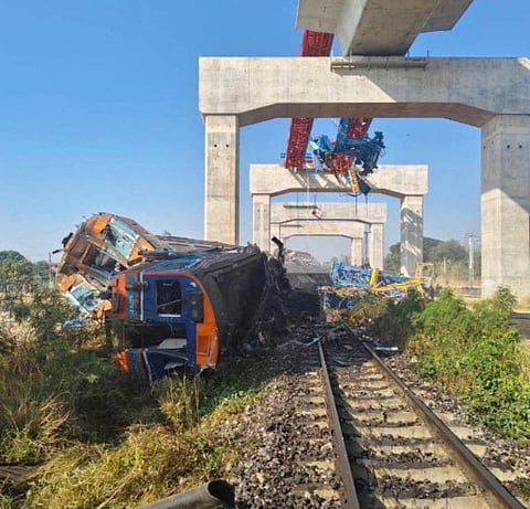 سقوط رافعة على قطار في تايلاند يقتل 19 ويصيب 80 شخصًا 