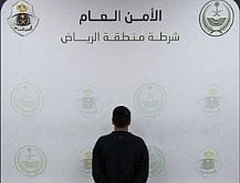 شرطة الرياض تقبض على مواطن لسرقته مركبة في وضع التشغيل وعكس السير 