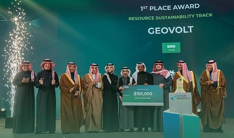 «الخريف» يكرم طلاب جامعة الملك خالد بعد حصولهم على المركز الأول في «الابتكار» بمؤتمر التعدين الدولي