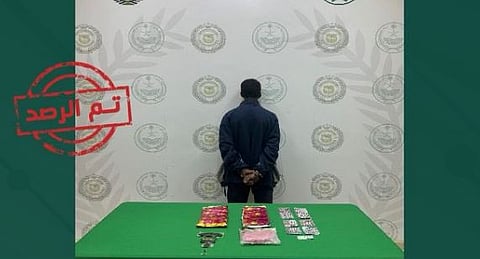 القبض على مواطنين بجازان والقصيم لترويجهما الإمفيتامين والحشيش 