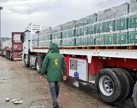 قافلة مساعدات سعودية جديدة تعبر منفذ رفح تمهيدًا لنقلها إلى غزة