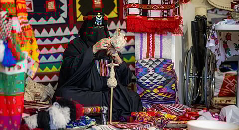 المشغولات اليدوية بمهرجان الكليجا تجسّد ملامح التراث الشعبي