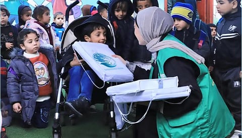 «سلمان للإغاثة» يوزع ملابس شتوية على أطفال المدارس ورياض الأطفال في غزة