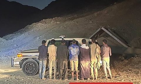 ضبط 7 مقيمين من الجنسيتين الباكستانية واليمنية لاستغلالهم الرواسب في مكة المكرمة