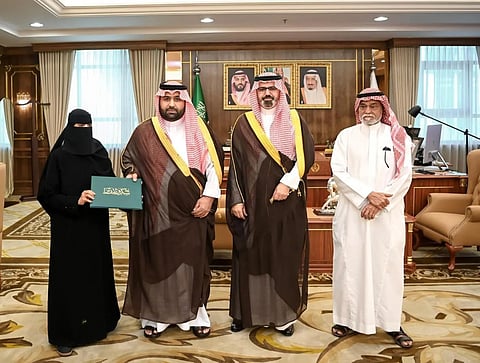 أمير جازان يكرّم مواطنة لموقفها البطولي في إنقاذ أسرة من حادث مروري