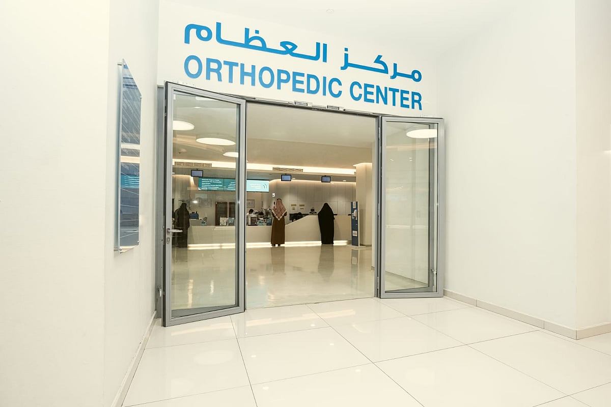 نجاح إجراء عملية تبديل مفصل الورك باستخدام تقنية المدخل الأمامي (Direct Anterior Approach)، إحدى أحدث التقنيات عالمياً في مستشفى دله النخيل ، والتي تُمكن المريض من الوقوف والمشي خلال ساعات قليلة، مع تقليل الألم وتسريع التعافي وثبات أعلى للمفصل.. خطوة متقدمة تعكس التزام دله الصحية بتبني أحدث التقنيات الجراحية وتقديم رعاية متفوقة بمعايير سلامة عالمية 