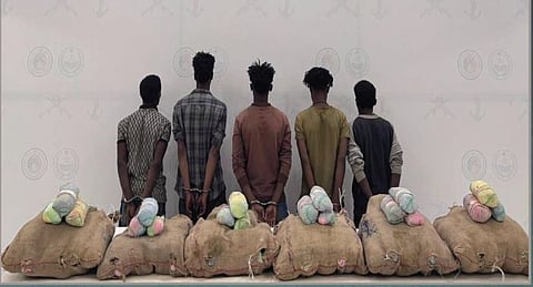 القبض على 6 مخالفين من الجنسية الإثيوبية لتهريبهم القات بجازان وعسير