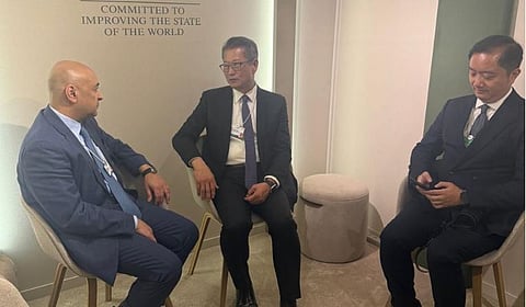 «البديوي» يبحث مع وزير مالية هونج كونج تعزيز وتطوير التعاون الاقتصادي والتجاري المشترك