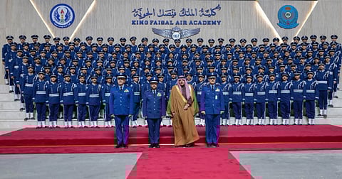 نائب وزير الدفاع يرعى حفل تخريج الدفعة 107 من طلبة كلية الملك فيصل الجوية