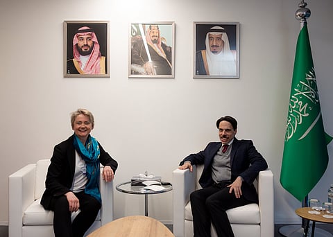 وزير الخارجية يستعرض العلاقات الثنائية ومستجدات الأوضاع بالمنطقة مع نظيرته البريطانية