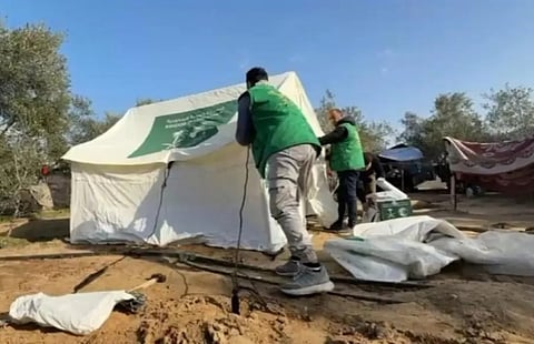  مركز الملك سلمان للإغاثة يلبي النداء الإنساني لعائلة نازحة وسط قطاع غزة