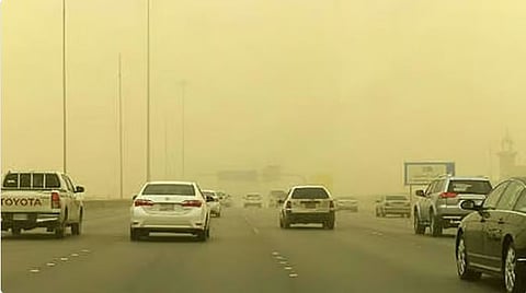 «الأرصاد» ترفع الإنذار للون الأحمر في الرياض والشرقية بسبب عواصف ترابية