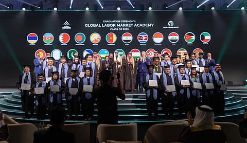  وزير الموارد البشرية يشهد حفل تخرج الدفعة الأولى من أكاديمية سوق العمل