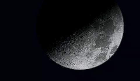 قمر التربيع الأول لشهر شعبان يزيّن سماء الحدود الشمالية