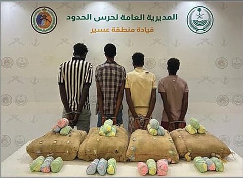 حرس الحدود بعسير يقبض على 4 إثيوبيين لتهريبهم 80 كيلوجرامًا من نبات القات المخدر