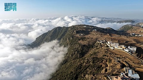 السحب تعلو مرتفعات أبها في مشهد شتوي أخّاذ