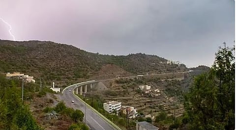 طقس المملكة الثلاثاء.. رياح نشطة وأمطار خفيفة وتكوّن ضباب على عدة مناطق