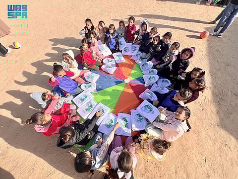 «إغاثي الملك سلمان» يوزع ملابس شتوية وسلالًا غذائية في غزة