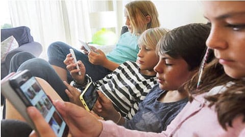 فرنسا تقر حظر استخدام وسائل التواصل لمن دون 15 عامًا