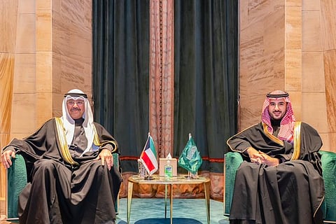 وزير الدفاع يبحث تعزيز التعاون الثنائي مع نظيره الكويتي