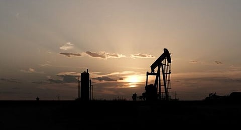 تباين أسعار النفط مع استمرار المخاوف بشأن الإمدادات الأمريكية