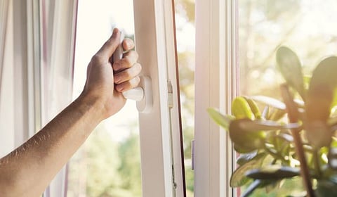 بالفيديو.. استشاري يوضح كيفية تحقيق التهوية الصحية داخل المنزل