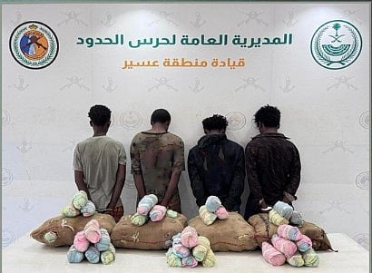 حرس الحدود بعسير يقبض على 4 إثيوبيين لتهريبهم 80 كيلوجراما من القات 