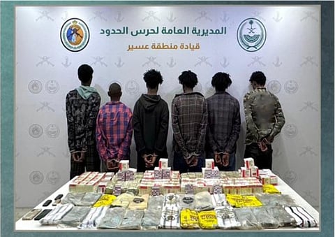 ضبط 6 إثيوبيين بعسير لتهريبهم 31 كيلوجرامًا من الحشيش و22,500 قرص خاضع لتنظيم التداول الطبي