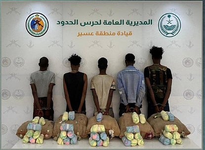 حرس الحدود بعسير يقبض على 5 إثيوبيين لتهريبهم 100 كيلوجرام من القات المخدر