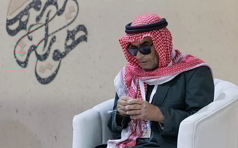 حرفي كفيف يوظف خبرته في صناعة شِباك طرح الصقور بمهرجان طريف