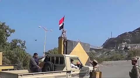 مقتل عنصر حوثي باشتباكات بين الجيش اليمني والميليشيا 