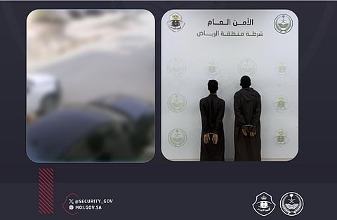 القبض على شخصين بالرياض لتهشيمهما زجاج مركبة متوقفة وسرقة ما بداخلها