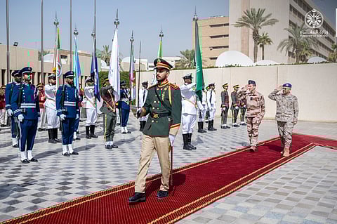 رئيس هيئة الأركان يبحث تعزيز التعاون مع نظيره الفرنسي