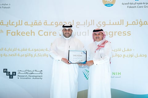 وزير الصحة يُكرم جمعية أصدقاء المرضى بعنيزة بعد تحقيق جائزة د. سليمان فقيه للبحث والابتكار بحملة «وقاء ثليم»
